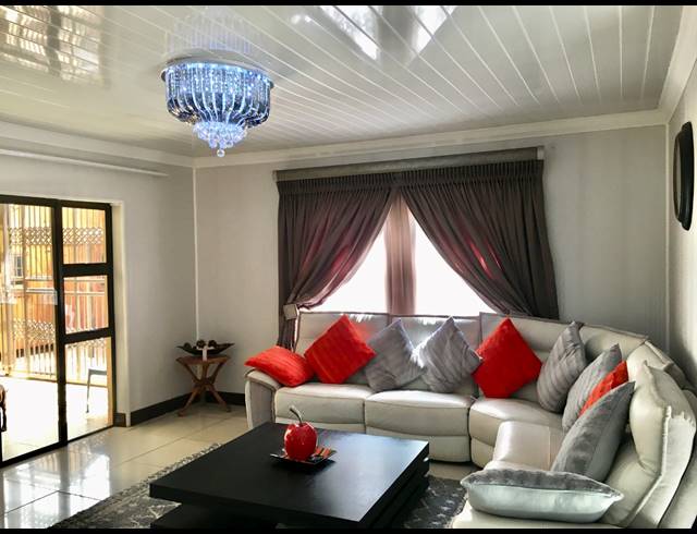 5 BEDROOM HOUSE FOR SALE IN SERALA VIEW